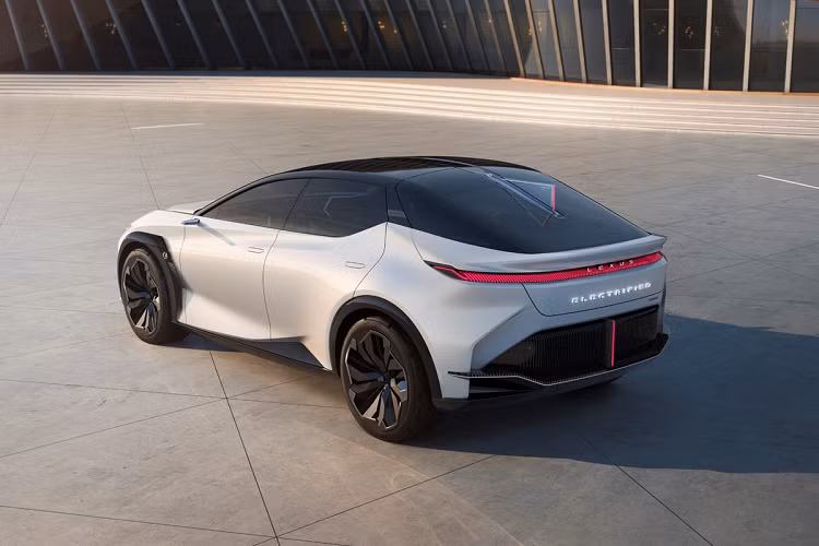 Dựa trên phong cách SUV coupe quen thuộc của các mẫu concept Lexus LF trước đây, chiếc LF-Z Electrified có ngoại hình táo bạo và mang tính tương lai nhiều hơn. Nội thất của xe sang điện Lexus LF-Z Electrified cũng tạo được ấn tượng nhờ thiết kế 4 chỗ ngồi độc lập và khoang lái hiện đại.