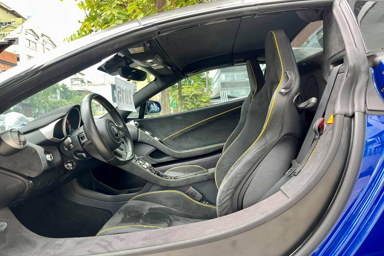 Nội thất siêu xe mui trần McLaren 650S Spider