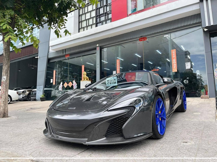 Những hình ảnh do công ty nhập khẩu xe có tiếng ở Campuchia đăng tải cho thấy, chiếc siêu xe McLaren 650S Spider này gây ấn tượng với bộ áo "carbon" được dán bằng đề-can. Nguyên bản chiếc xe McLaren 650S Spider này có ngoại thất sơn màu xanh dương do 1 số chi tiết chưa được dán đề-can carbon cũng có thể là do chủ nhân muốn để vậy.