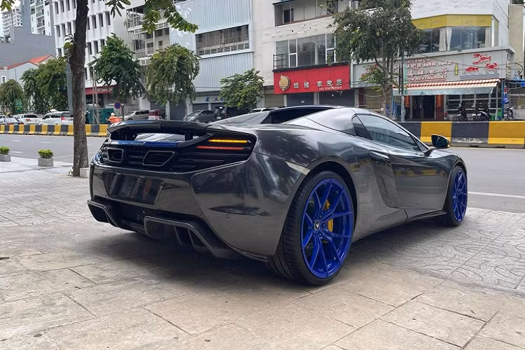 Xe được trang bị hộp số tự động ly hợp kép 7 cấp và có thời gian tăng tốc từ vị trí xuất phát lên 100 km/h chỉ trong thời gian 3 giây trước khi đạt vận tốc tối đa 328 km/h.