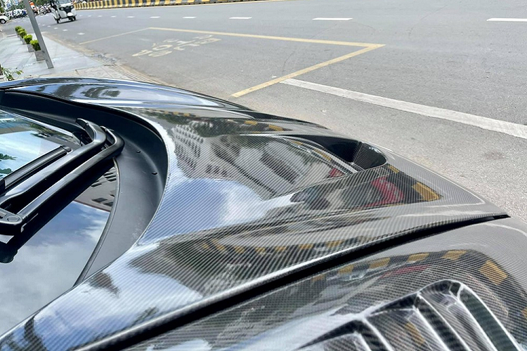 Hiện chiếc siêu xe này đang tìm chủ nhân, nhưng chưa rõ mức giá xe McLaren 650S Spider cụ thể ra sao, chỉ biết rằng, xe thuộc đời 2015 và là bản mui trần với phần mui xếp cứng của xe chỉ mất 15 giây có thể đóng hoặc hạ mui xuống.