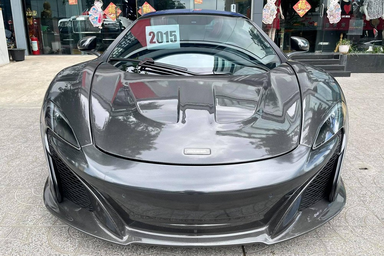 Dòng siêu xe McLaren 650S Spider mui trần không chỉ được các nhà giàu Việt Nam ưa chuộng mà ở đất nước láng giềng, Campuchia cũng có số lượng khá đông đảo. Vì để chiếc xe McLaren 650S Spider của mình bán ra không đụng hàng, 1 công ty nhập khẩu tư nhân ở đây đã thay đổi diện mạo mới cho xe.