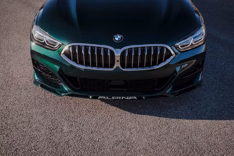 Bản độ Alpina B8 Gran Coupe 2022 còn được trang bị hệ thống ống xả 4 pô mạnh mẽ, nắp cốp đã không còn huy hiệu "xDrive" và "M850i" như trước mà thay bằng logo "Alpina" và "B8". Tuy nhiên, logo BMW vẫn được giữ lại ở cả đầu và đuôi xe.