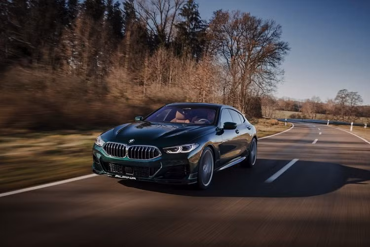 Xe sẽ sử dụng bản nâng cấp của khối động cơ tăng áp kép V8 4.4L từ M850i Gran Coupe, dự kiến sản sinh công suất khoảng 600 mã lực.