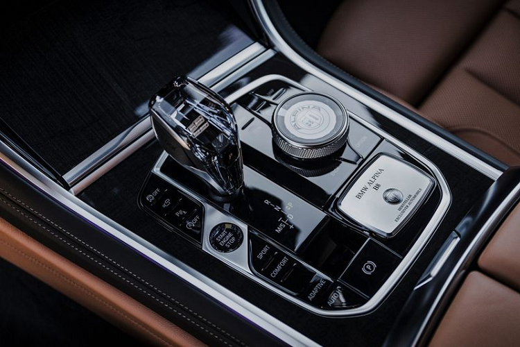 Alpina cũng không quên tạo một số điểm nhấn cho khoang cabin của Alpina B8 Gran Coupe 2022, với chữ "Alpina" trang trí cho cụm đồng hồ kỹ thuật số và bộ chọn chế độ lái iDrive, cùng một tấm bảng đặc biệt đặt ngay sau núm xoay chức năng.