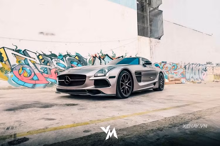 Bộ cánh màu bạc mới giúp Mercedes-AMG SLS hàng hiếm tại Việt Nam trông cá tính và hầm hố hơn hẳn màu ngoại thất trắng ngọc trai trước đây, nhất là khi xe còn được độ bodykit của Black Series.