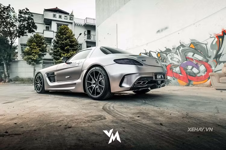 Diện mạo bắt mắt của Mercedes-AMG SLS hàng hiếm tiếp tục được củng cố nhờ thiết kế cửa xe mở kiểu cánh chim (gullwing) vô cùng độc đáo. Với cấu tạo cửa mở ngược lên trên, Mercedes-AMG SLS dễ dàng tạo sự khác biệt so với phần còn lại của làng siêu xe thế giới.