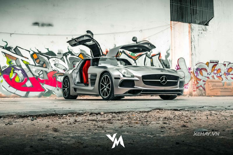 Như thường lệ, chiếc siêu xe Mercedes-AMG SLS này được đổi màu ngoại thất bằng phương pháp dán decal quen thuộc, toàn bộ quá trình được thực hiện bởi đội ngũ GTA - một garage chuyên dán decal có tiếng ở Sài Gòn.