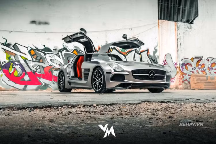 Như thường lệ, chiếc siêu xe Mercedes-AMG SLS này được đổi màu ngoại thất bằng phương pháp dán decal quen thuộc, toàn bộ quá trình được thực hiện bởi đội ngũ GTA - một garage chuyên dán decal có tiếng ở Sài Gòn.