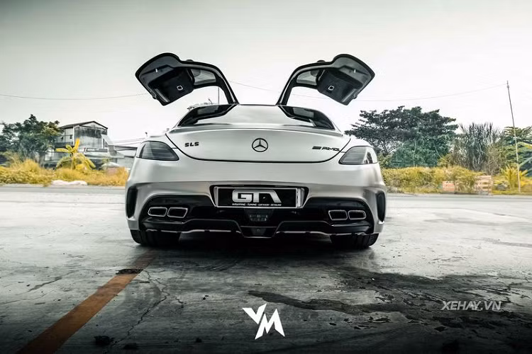Phần ca-pô dài và khoang thân ngắn chính là tạo hình đặc biệt giúp mọi người có thể dễ dàng nhận diện chiếc xe thể thao Mercedes-AMG SLS. Dù rất thú vị nhưng số lượng của SLS lại không có nhiều, một phần vì giá xe cao phần vì mẫu xe này bị ảnh hưởng bởi đàn em GT S.