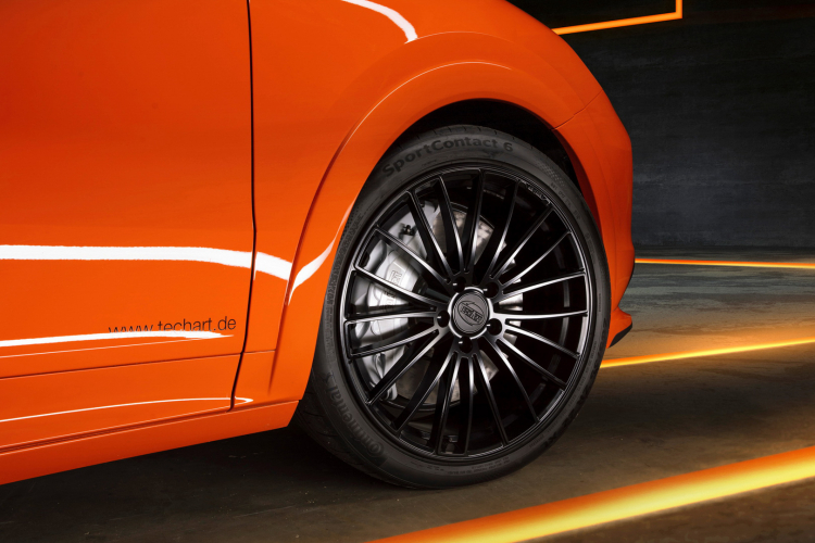 Chủ sở hữu cả 2 biến thể SUV và Coupe của Cayenne đều có thể đặt hàng gói nâng cấp Aerokit. Gói độ này cung cấp mui xe kiểu khí động học với các khe gió từ carbon, bộ chia trước kiểu mới và cánh gió phụ phía sau. Bộ khuếch tán sau cũng được thiết kế thể thao hơn đi kèm một số chi tiết nâng cấp nhỏ khác. Đặc biệt, gói Aerokit trang bị thêm cả móc kéo phía sau xe cho cả những chiếc Cayenne tại thị trường Mỹ.