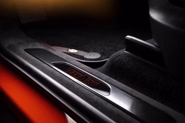 Các phiên bản không trang bị hệ thống treo khí nén của Porsche có thể được nâng cấp bằng bộ lò xo thể thao của Techart cho phép gầm xe hạ thấp 35mm.