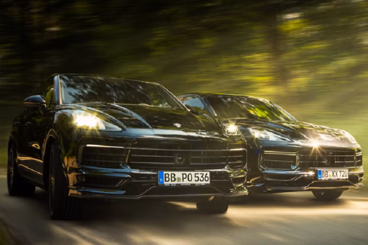 Thậm chí khách hàng còn có thể cá nhân hóa nội thất bằng những tùy chọn màu sắc bên trong, trang trí bằng carbon, đường khâu mũi chỉ hoặc chất liệu len nguyên sinh dành cho những chủ xe mong muốn làm khác đi so với chất liệu da thông thường.