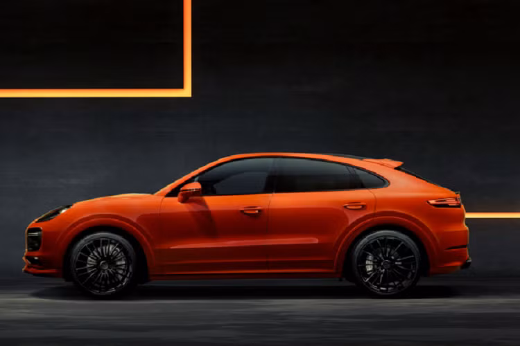 Bên trong khoang cabin, Techart cung cấp hàng loạt những gói điều chỉnh cho nội thất Cayenne. Khách hàng có quyền tùy chọn từ hàng tá chất liệu da khác nhau, vô lăng được thiết kế riêng.