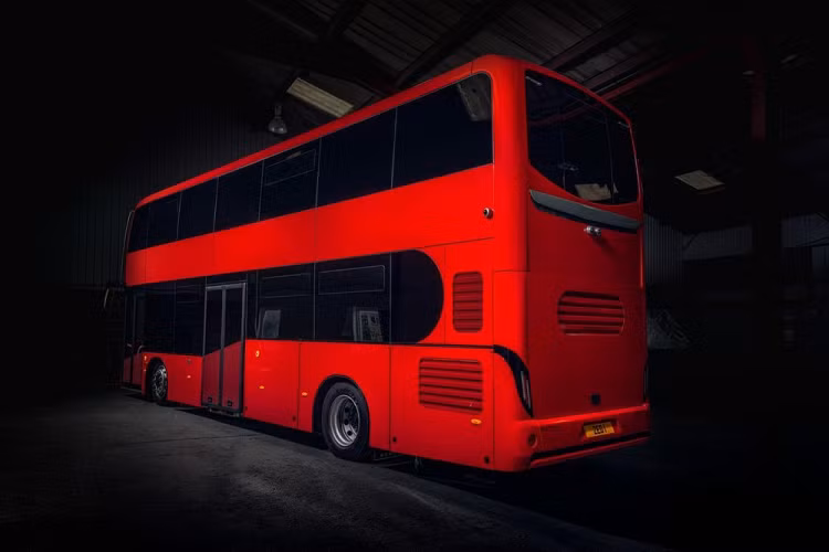 Các đặc điểm kỹ thuật nổi bật khác bao gồm hệ thống quản lý nhiệt hiệu quả cao, giúp giữ cho mô tơ, bộ biến tần và pin hoạt động ở nhiệt độ tối ưu nhờ mạch làm mát bằng hỗn hợp nước-glycol. Trong khi đó, khi cần sạc pin, chiếc xe buýt to lớn hiện đại này có thể được sạc lại tại nhà kho qua đêm bằng cổng sạc DC CSS.