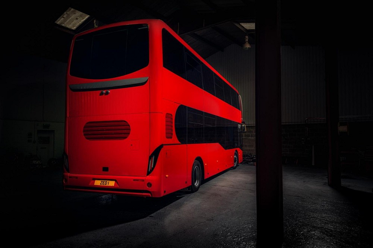 Jewel E được trang bị công nghệ đẩy tân tiến của Equipmake, được gọi là Zero Emission Drivetrain (ZED) - hiện đang được sử dụng trong các xe buýt một tầng trên đường phố Buenos Aires, Argentina. Tuy nhiên trong trường hợp Jewel E, công suất sẽ đến từ mô tơ điện HTM 3500 của công ty, có khả năng kết hợp lực mô-men xoắn cao với tốc độ mô tơ thấp, cụ thể là 3.500 Nm mô-men xoắn cực đại chỉ tại tua máy 1.000 vòng/phút, cộng với công suất tối đa 536 mã lực.