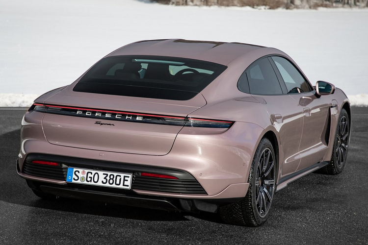 Đi kèm mức giá thấp, hiệu suất của Porsche Taycan bản tiêu chuẩn giảm đi đôi chút. Mẫu xe này chỉ được trang bị một động cơ điện đặt ở trục sau trong khi các phiên bản cao hơn đều có 2 động cơ điện. Taycan tiêu chuẩn có công suất 402 mã lực và mô-men xoắn 344 Nm. Dù có ít hơn một động cơ, sức mạnh của Taycan tiêu chuẩn không thua kém bản 4S (429 mã lực) quá nhiều.