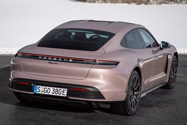 Đi kèm mức giá thấp, hiệu suất của Porsche Taycan bản tiêu chuẩn giảm đi đôi chút. Mẫu xe này chỉ được trang bị một động cơ điện đặt ở trục sau trong khi các phiên bản cao hơn đều có 2 động cơ điện. Taycan tiêu chuẩn có công suất 402 mã lực và mô-men xoắn 344 Nm. Dù có ít hơn một động cơ, sức mạnh của Taycan tiêu chuẩn không thua kém bản 4S (429 mã lực) quá nhiều.