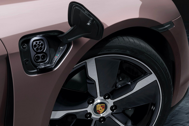 Porsche không công bố phạm vi hoạt động tối đa của Taycan. Với gói pin dung lượng 79,2 kWh của Taycan, quãng đường di chuyển tối đa ước tính khoảng hơn 430 km. Đi kèm bộ sạc nhanh, Taycan đời 2021 có thể sạc từ 5% lên 80% chỉ trong 22,5 phút.