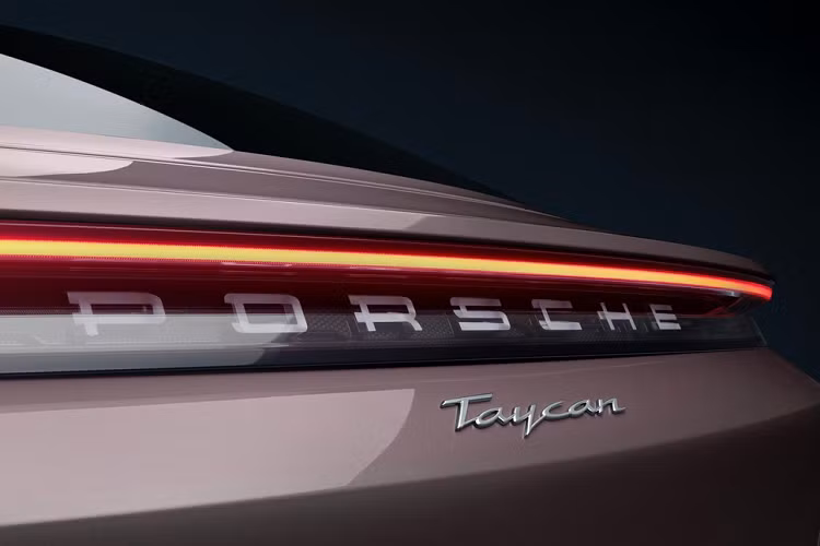 Porsche Taycan được ra mắt thị trường Việt Nam hồi tháng 10/2020 với 3 phiên bản Taycan 4S, Taycan Turbo và Taycan Turbo S. Mức giá của 3 phiên bản này lần lượt là 5,72 tỷ, 7,96 tỷ và 9,55 tỷ đồng. Tại Việt Nam, đối thủ duy nhất của Taycan là Tesla Model S với mức giá cao nhất khoảng 10 tỷ đồng.