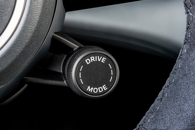 Nếu chưa hài lòng với gói pin này, khách hàng có thể nâng cấp lên gói Performance Battery Plus có dung lượng 93,4 kWh. Gói pin này có quãng đường hoạt động lên đến gần 500 km. Ngoài việc tăng dung lượng pin, gói này còn nâng cấp động cơ lên 469 mã lực và mô-men xoắn 357 Nm.