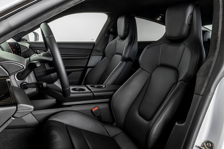 Bên cạnh động cơ, một số trang bị trên Taycan tiêu chuẩn cũng được thay đổi. Xe có bộ mâm 19 inch sơn bạc, kẹp phanh màu đen ở phía trong, khác với mâm hợp kim bóng và kẹp phanh đỏ nổi bật của Taycan 4S. Còn lại, Taycan tiêu chuẩn hầu như không có sự khác biệt so với bản cao cấp.