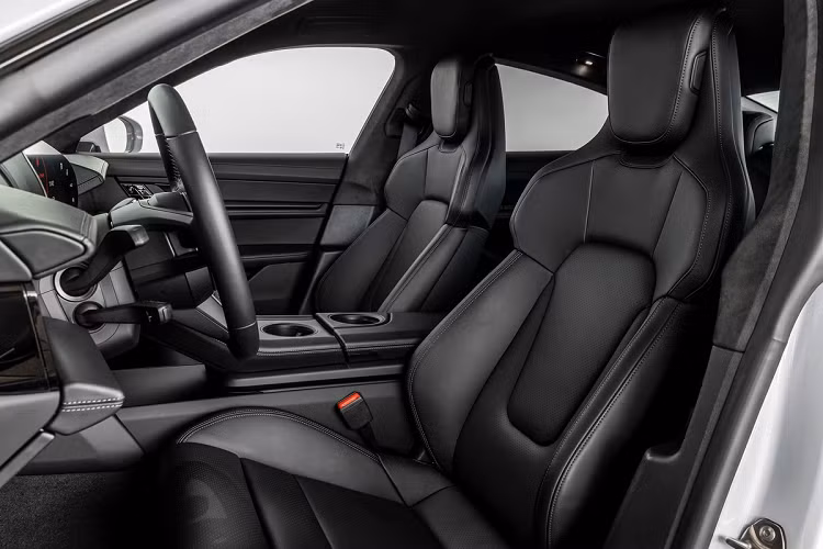 Bên cạnh động cơ, một số trang bị trên Taycan tiêu chuẩn cũng được thay đổi. Xe có bộ mâm 19 inch sơn bạc, kẹp phanh màu đen ở phía trong, khác với mâm hợp kim bóng và kẹp phanh đỏ nổi bật của Taycan 4S. Còn lại, Taycan tiêu chuẩn hầu như không có sự khác biệt so với bản cao cấp.