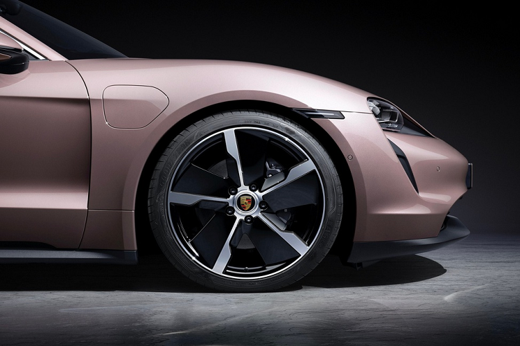 Về trang bị, Taycan có hệ thống đèn LED, màn hình trung tâm 10,9 inch và hệ thống treo chủ động. Hãng xe Đức cũng cung cấp các tùy chọn nâng cấp trang bị cho Taycan tiêu chuẩn như mâm 20-21 inch, hệ thống treo khí nén và đĩa phanh gốm.