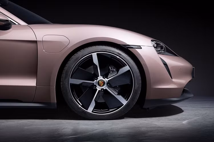 Về trang bị, Taycan có hệ thống đèn LED, màn hình trung tâm 10,9 inch và hệ thống treo chủ động. Hãng xe Đức cũng cung cấp các tùy chọn nâng cấp trang bị cho Taycan tiêu chuẩn như mâm 20-21 inch, hệ thống treo khí nén và đĩa phanh gốm.