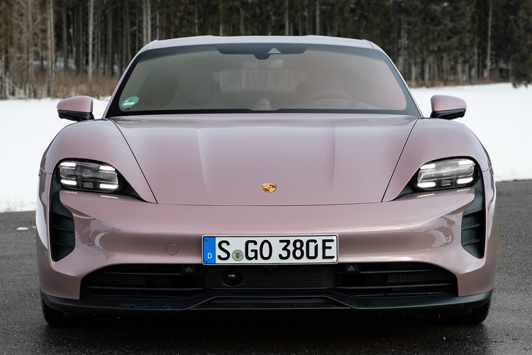 Do động cơ điện ở phía sau, Taycan tiêu chuẩn sử dụng hệ dẫn động cầu sau. Theo công bố của Porsche, Taycan có thể tăng tốc 0-100 km/h trong 5,1 giây trước khi đạt vận tốc tối đa 230 km/h. Nhìn chung, hiệu suất của Taycan phiên bản tiêu chuẩn cũng không quá tệ khi so với các phiên bản cao cấp hơn.