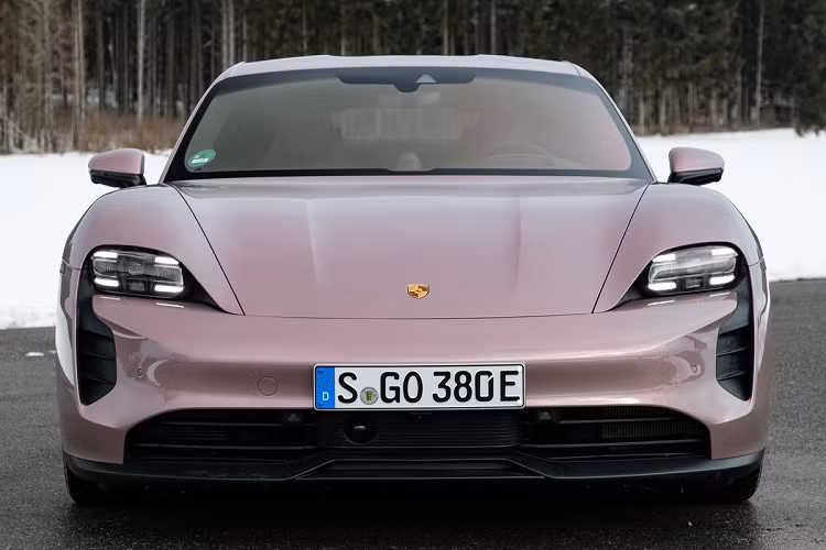 Do động cơ điện ở phía sau, Taycan tiêu chuẩn sử dụng hệ dẫn động cầu sau. Theo công bố của Porsche, Taycan có thể tăng tốc 0-100 km/h trong 5,1 giây trước khi đạt vận tốc tối đa 230 km/h. Nhìn chung, hiệu suất của Taycan phiên bản tiêu chuẩn cũng không quá tệ khi so với các phiên bản cao cấp hơn.