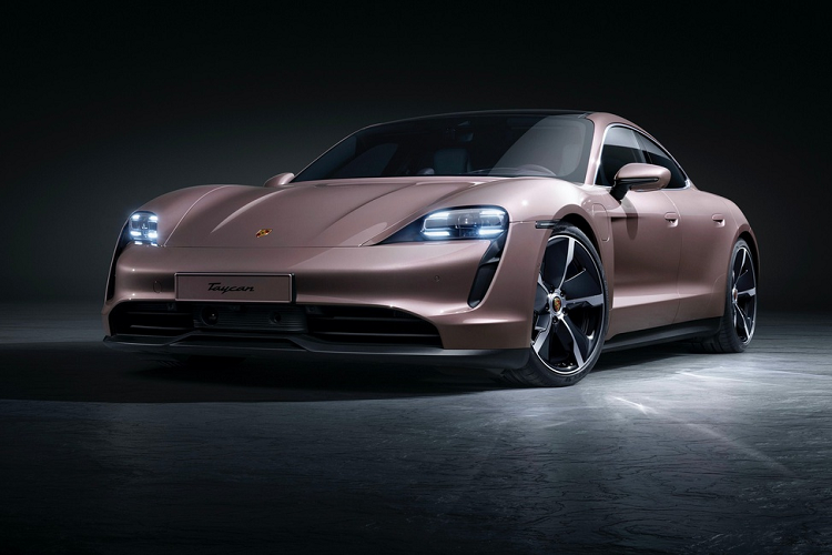 Hãng xe Đức vừa ra mắt phiên bản mới cho dòng Porsche Taycan 2021 mới. Không phải là model cao cấp hơn Taycan Turbo S, Porsche mang đến bản tiêu chuẩn cho dòng xe thể thao thuần điện. Sau gần 2 năm ra mắt, Taycan mới có đầy đủ các phiên bản gồm tiêu chuẩn, 4S, Turbo và Turbo S. Chiếc Taycan tiêu chuẩn từng được hé lộ tại Trung Quốc năm ngoái nhưng khi đó Porsche chưa công bố thông tin chi tiết.