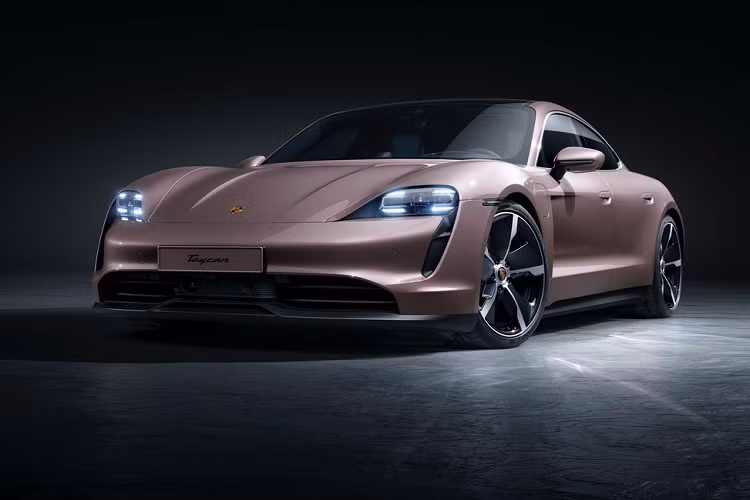 Hãng xe Đức vừa ra mắt phiên bản mới cho dòng Porsche Taycan 2021 mới. Không phải là model cao cấp hơn Taycan Turbo S, Porsche mang đến bản tiêu chuẩn cho dòng xe thể thao thuần điện. Sau gần 2 năm ra mắt, Taycan mới có đầy đủ các phiên bản gồm tiêu chuẩn, 4S, Turbo và Turbo S. Chiếc Taycan tiêu chuẩn từng được hé lộ tại Trung Quốc năm ngoái nhưng khi đó Porsche chưa công bố thông tin chi tiết.