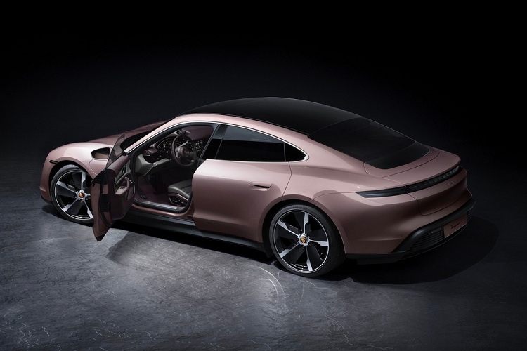 Mức giá xe Porsche Taycan 2021 sẽ có mặt tại đại lý vào tháng 2 từ 79.900 USD (khoảng 1,83 tỷ đồng). Như vậy, Taycan tiêu chuẩn có giá thấp hơn 23.900 USD so với bản 4S nhưng vẫn đắt hơn Tesla Model S Long Range (69.420 USD). Tuy nhiên, mức giá này của Taycan chưa tính mức hỗ trợ 7.500 USD của Chính phủ Mỹ.