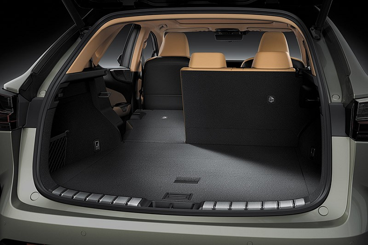 Tại thị trường Thái Lan, Lexus NX 450h+ 2022 được chia thành 3 bản trang bị, bao gồm Grand Luxury, Premium và F-Sport. Giá xe Lexus NX 450h+ 2022 tại Thái Lan dao động từ 3,59 - 4,32 triệu Baht (khoảng 2,4 - 2,9 tỷ đồng).