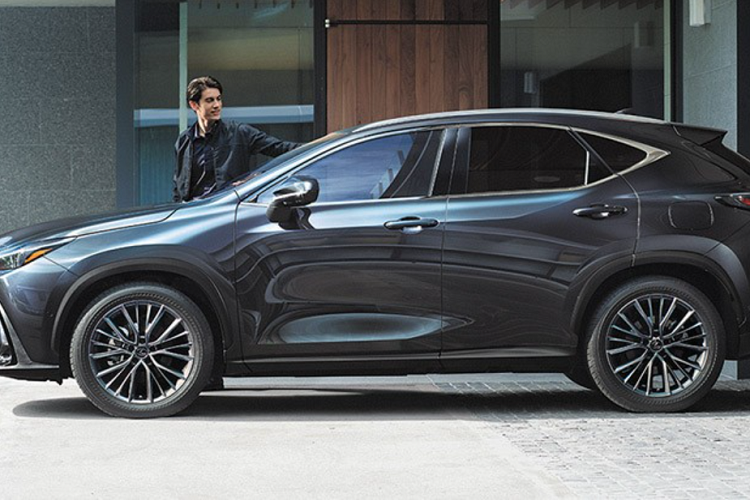 Thời gian sạc đầy pin cho mẫu SUV hạng sang này bằng hệ thống sạc 6,6 kW là 2,5 tiếng đồng hồ. Hãng Lexus khẳng định mức tiêu thụ nhiên liệu của NX 450h+ 2022 chỉ dừng ở mức 76,9 km/lít (khoảng 1,3 lít/100 km).