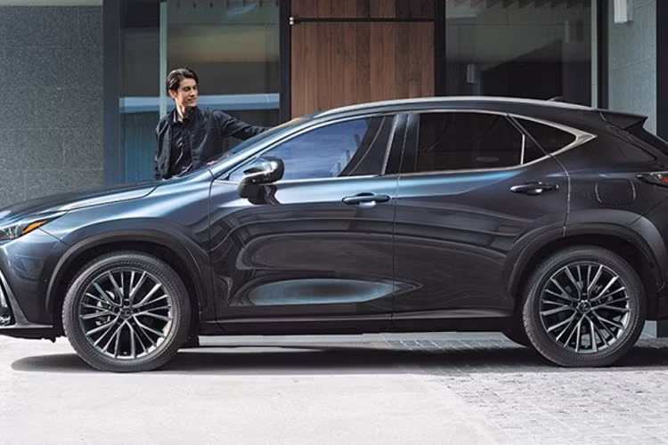 Thời gian sạc đầy pin cho mẫu SUV hạng sang này bằng hệ thống sạc 6,6 kW là 2,5 tiếng đồng hồ. Hãng Lexus khẳng định mức tiêu thụ nhiên liệu của NX 450h+ 2022 chỉ dừng ở mức 76,9 km/lít (khoảng 1,3 lít/100 km).