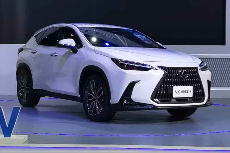 Tại triển lãm Thailand International Motor Expo 2021 tại Thái Lan, hãng Lexus đã mang NX thế hệ mới đến trưng bày và giới thiệu với khách hàng Thái Lan. Lexus NX 2022 mới dành cho xứ sở Chùa Vàng thuộc 2 phiên bản NX 350h và NX 450h+. Trong khi đó, ở thị trường Mỹ, dòng SUV hạng sang này có 4 phiên bản là NX 250, NX 350, NX 350h và NX 450h+.