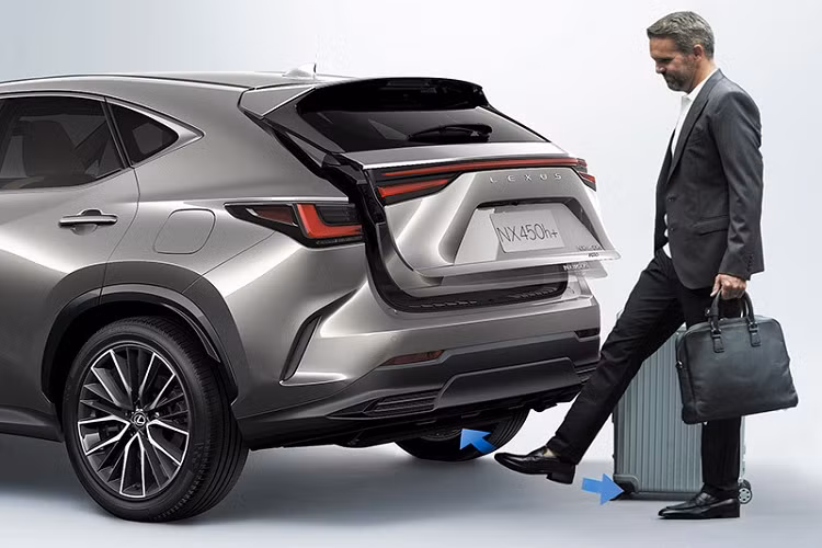 Trong khi đó, Lexus NX 350h 2022 được chia thành 2 bản trang bị là Luxury và Grand Luxury. Giá xe Lexus NX 350h 2022 tại Thái Lan dao động từ 3,24 - 3,39 triệu Baht (2,18 - 2,28 tỷ đồng).