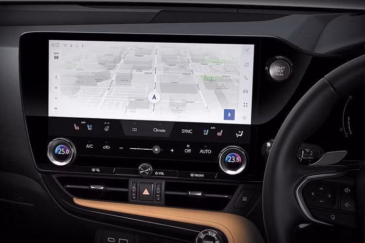 Tổng cộng, Lexus NX 450h+ 2022 có công suất tối đa 304 mã lực. Ngoài ra, xe còn có hệ dẫn động 4 bánh E-Four. Nhờ đó, xe có thể chạy hết quãng đường 87 km và đạt vận tốc tối đa 135 km/h mà không cần dùng đến động cơ xăng.