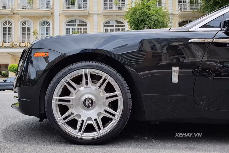 Kích thước của xe lần lượt là 5.269 x 1.947 x 1.507 mm, tương ứng chiều dài x rộng x cao, chiều dài cơ sở đạt 3.112 mm, trọng lượng không tải 2.360 kg và thể tích cốp xe tới 470L. Trước khi về tay Cường Đô la, chiếc Rolls-Royce Wraith Series II này từng thuộc sở hữu của một vị đại gia Hải Phòng. 