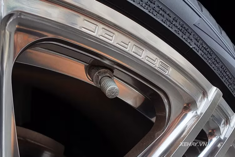 Trong lần xuất hiện trở lại này, siêu phẩm Rolls-Royce Wraith Series II đã được doanh nhân gốc Gia Lai nâng cấp lên bộ mâm mới mang mã hiệu SP2, đây là một sản phẩm ra đời dưới sự hợp tác của 2 nhà độ là Vossen và Novitec. 