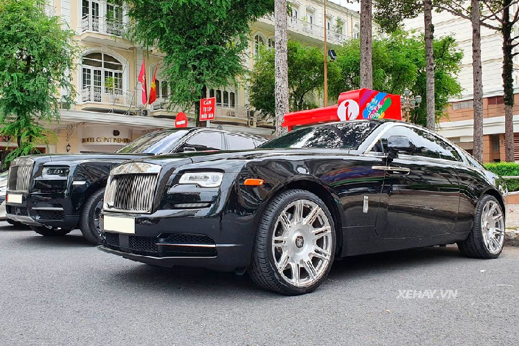 Ở phần đầu xe, nổi bật vẫn là bộ lưới tản nhiệt mô phỏng ngôi đền Parthenon danh tiếng, logo Spirit of Ecstasy được giấu kỹ khi xe tắt máy, "cặp mắt" LED sắc sảo hay bộ mui vát nhẹ về phía đuôi theo đúng kiểu xe coupe. Rolls-Royce Wraith thuộc dòng xe 2 cửa với 4 chỗ ngồi. 