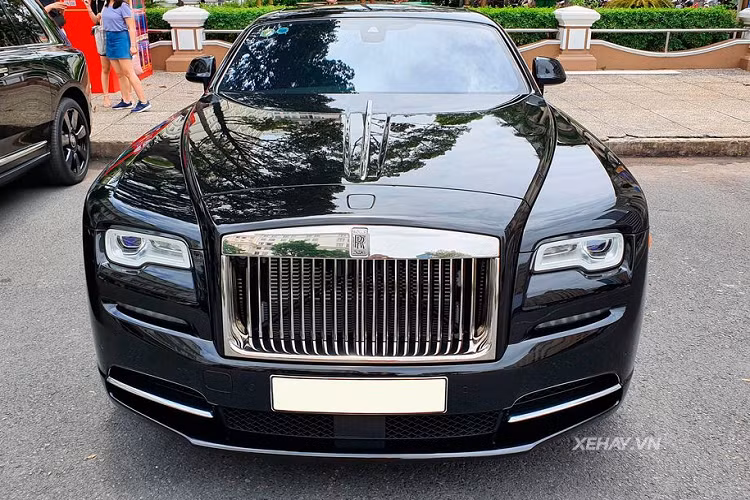 Nói về siêu phẩm Rolls-Royce Wraith của đại gia siêu xe Cường Đô la , chiếc xe này được anh tậu từ thời điểm tháng 8/2020, ngay sau chiếc BMW 740Li Pure Excellence và thuộc phiên bản Series II. 
