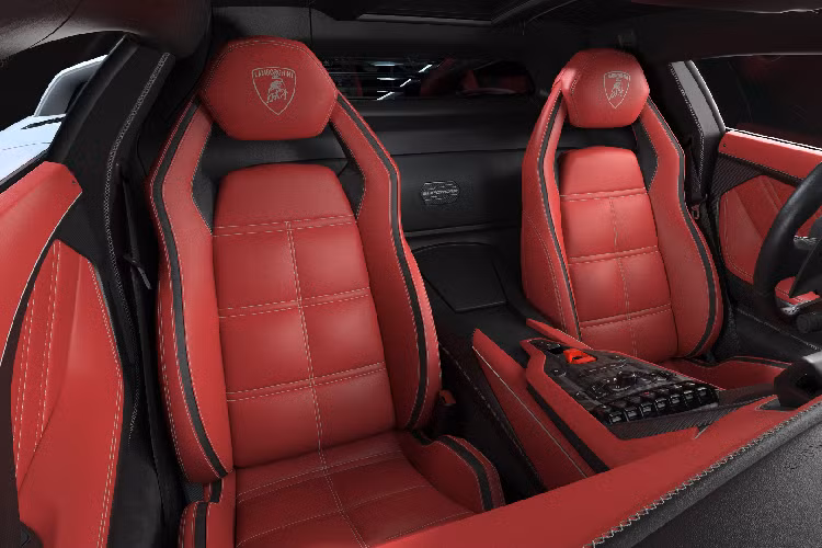 Nội thất chiếc xe ra mắt là sự phối hợp giữa các chất liệu da cao cấp và sợi carbon trên tông màu chủ đạo đen và đỏ, được lấy cảm hứng từ chiếc Countach LP 400 S của người sáng lập hãng xe - ông Ferruccio Lamborghini.