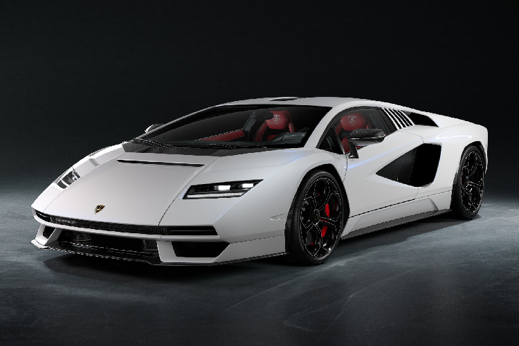Toàn bộ phần thân vỏ được làm từ sợi carbon cùng tỷ lệ bố trí hoàn toàn khác biệt so với Lamborghini Aventador. Đầu xe chịu ảnh hưởng từ thiết kế của chiếc LP5000 QV Quattrovalvole đời 1985 với đèn pha hình thang, mũi xe ít góc cạnh, hốc gió dạng chữ nhật.