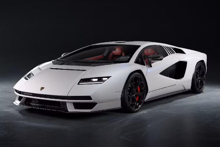 Toàn bộ phần thân vỏ được làm từ sợi carbon cùng tỷ lệ bố trí hoàn toàn khác biệt so với Lamborghini Aventador. Đầu xe chịu ảnh hưởng từ thiết kế của chiếc LP5000 QV Quattrovalvole đời 1985 với đèn pha hình thang, mũi xe ít góc cạnh, hốc gió dạng chữ nhật.