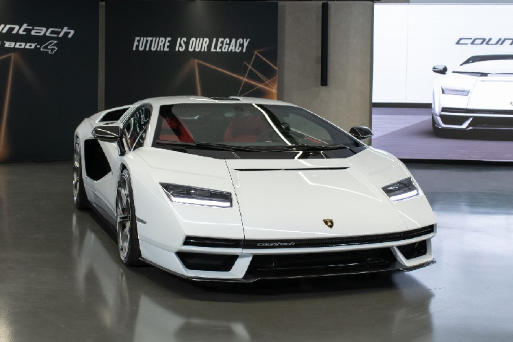 Giá xe Lamborghini Countach LPI 800-4 chưa được công bố nhưng dự đoán lên đến 3,5 triệu USD (khoảng 79,9 tỷ đồng). Nó sẽ được giới thiệu chính thức tại sự kiện The Quail: A Motorsports Gathering diễn ra vào cuối tuần này tại California, Mỹ. Chỉ có 112 chiếc được sản xuất và sẽ được giao đến khách hàng vào đầu quý I năm 2022.