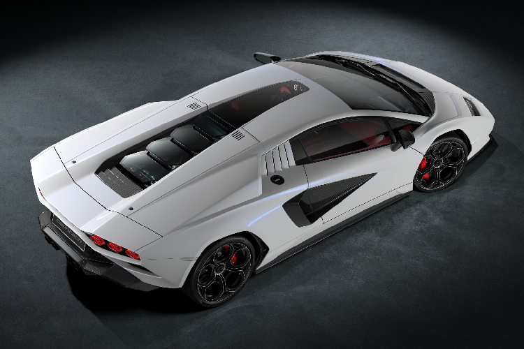 Tuy nhiên, các hốc gió trên thân khá tương đồng với mẫu Countach phiên bản kỷ niệm 25 năm, ra mắt vào năm 1988. Hệ thống đèn hậu được lấy ý tưởng từ chính siêu xe Lamborghini Sian FKP 37. Countach LPI 800-4 sử dụng thiết kế ống xả 4 ống, bên cạnh khuếch tán cản sau làm từ sợi carbon