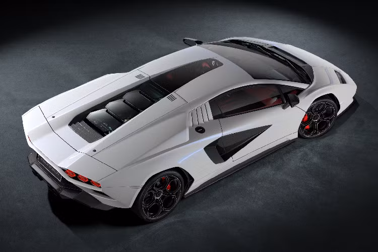 Tuy nhiên, các hốc gió trên thân khá tương đồng với mẫu Countach phiên bản kỷ niệm 25 năm, ra mắt vào năm 1988. Hệ thống đèn hậu được lấy ý tưởng từ chính siêu xe Lamborghini Sian FKP 37. Countach LPI 800-4 sử dụng thiết kế ống xả 4 ống, bên cạnh khuếch tán cản sau làm từ sợi carbon